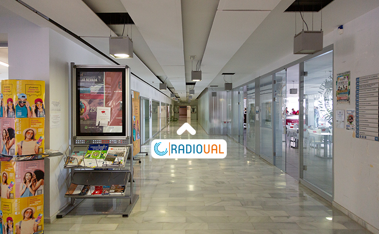 Acceso RadioUAL pasillo