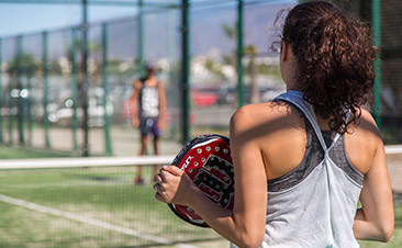 Chica Jugando al Padel