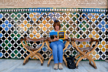 Chica leyendo un libro