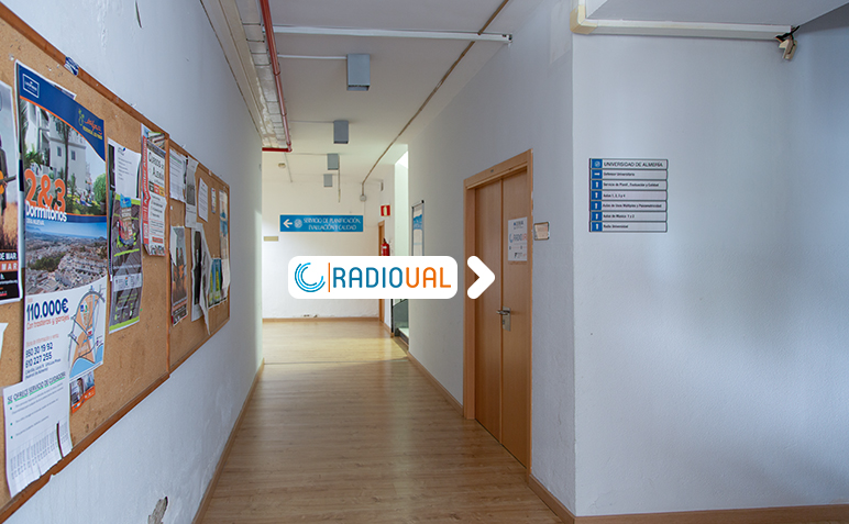 Acceso RadioUAL pasillo