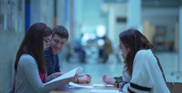 alumnos de la UAL revisando apuntes