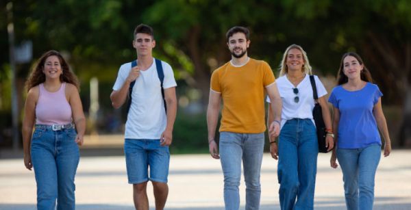 alumnos de la UAL revisando apuntes