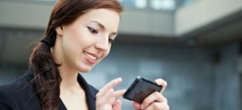 Mujer utilizando un teléfono móvil