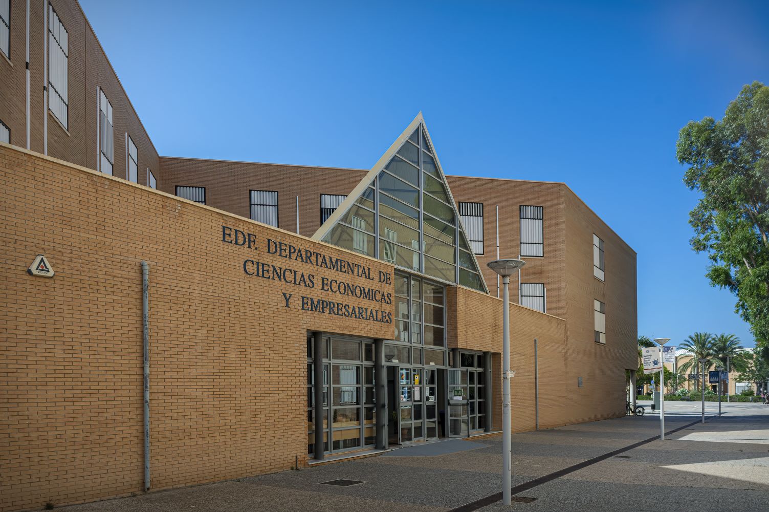 Edificio Departamental de Ciencias Económicas y Empresariales